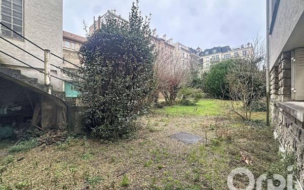 Immeuble à vendre    9 pièces • 332,65 m2 Clamart
