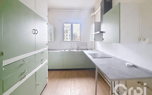 Immeuble à vendre    9 pièces • 332,65 m2 Clamart