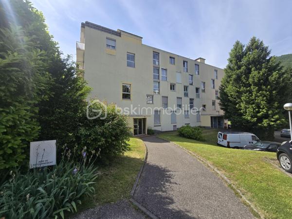 Dans la résidence prisée et paisible "Les Archers" à Vizille (38320), découvrez ce charmant T2 de 52,50 m², idéal pour un premier achat ou un investissement de qualité.

Situé au 2ᵉ étage avec ascenseur, cet appartement séduit dès l'entrée par sa belle luminosité, son environnement verdoyant et son agréable vue dégagée. Vous profiterez d'un séjour spacieux de 21,15 m², baigné de lumière, ainsi que d'une cuisine indépendante entièrement équipée comprenant une plaque vitrocéramique, une hotte, un four, un évier et une machine à laver.

La chambre de 12,35 m², équipée d'un placard intégré, donne accès à un balcon de 3,15 m² exposé ouest. Véritable prolongement de l'espace de vie, il offre une magnifique vue sur la verdure et le parc arboré de la résidence, un cadre idéal pour profiter des belles fins de journée en toute tranquillité.

L'appartement comprend également :

une salle d'eau moderne entièrement carrelée avec douche ;
des WC séparés ;
une VMC ;
des stores manuels dans la cuisine, le séjour et la chambre ;
une cave privative ;
la possibilité d'installer la fibre.

Vous apprécierez particulièrement le cadre de vie privilégié, avec une vue dégagée sur un parc arboré d'un hectare, offrant calme, verdure et sérénité au quotidien.

Le chauffage est collectif au gaz. Les charges de copropriété de 180 €/mois comprennent le chauffage, l'eau chaude et l'eau froide, l'entretien des espaces verts, l'ascenseur ainsi que le ménage des parties communes.

Pour plus de confort et de transparence, le compteur électrique a été remplacé en 2019. La taxe foncière s'élève à 717 € par an.

Un appartement lumineux, parfaitement entretenu et situé dans l'une des résidences les plus recherchées de Vizille, où il fait bon vivre au cœur d'un environnement verdoyant.
