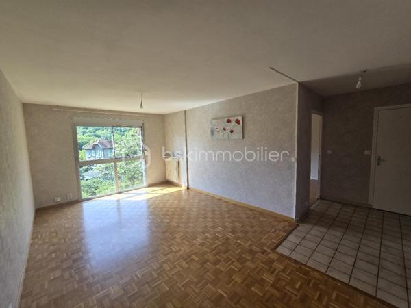 Dans la résidence prisée et paisible "Les Archers" à Vizille (38320), découvrez ce charmant T2 de 52,50 m², idéal pour un premier achat ou un investissement de qualité.

Situé au 2ᵉ étage avec ascenseur, cet appartement séduit dès l'entrée par sa belle luminosité, son environnement verdoyant et son agréable vue dégagée. Vous profiterez d'un séjour spacieux de 21,15 m², baigné de lumière, ainsi que d'une cuisine indépendante entièrement équipée comprenant une plaque vitrocéramique, une hotte, un four, un évier et une machine à laver.

La chambre de 12,35 m², équipée d'un placard intégré, donne accès à un balcon de 3,15 m² exposé ouest. Véritable prolongement de l'espace de vie, il offre une magnifique vue sur la verdure et le parc arboré de la résidence, un cadre idéal pour profiter des belles fins de journée en toute tranquillité.

L'appartement comprend également :

une salle d'eau moderne entièrement carrelée avec douche ;
des WC séparés ;
une VMC ;
des stores manuels dans la cuisine, le séjour et la chambre ;
une cave privative ;
la possibilité d'installer la fibre.

Vous apprécierez particulièrement le cadre de vie privilégié, avec une vue dégagée sur un parc arboré d'un hectare, offrant calme, verdure et sérénité au quotidien.

Le chauffage est collectif au gaz. Les charges de copropriété de 180 €/mois comprennent le chauffage, l'eau chaude et l'eau froide, l'entretien des espaces verts, l'ascenseur ainsi que le ménage des parties communes.

Pour plus de confort et de transparence, le compteur électrique a été remplacé en 2019. La taxe foncière s'élève à 717 € par an.

Un appartement lumineux, parfaitement entretenu et situé dans l'une des résidences les plus recherchées de Vizille, où il fait bon vivre au cœur d'un environnement verdoyant.
