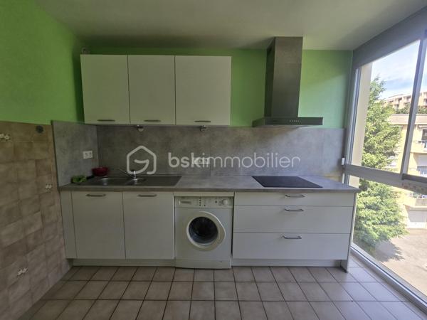 Dans la résidence prisée et paisible "Les Archers" à Vizille (38320), découvrez ce charmant T2 de 52,50 m², idéal pour un premier achat ou un investissement de qualité.

Situé au 2ᵉ étage avec ascenseur, cet appartement séduit dès l'entrée par sa belle luminosité, son environnement verdoyant et son agréable vue dégagée. Vous profiterez d'un séjour spacieux de 21,15 m², baigné de lumière, ainsi que d'une cuisine indépendante entièrement équipée comprenant une plaque vitrocéramique, une hotte, un four, un évier et une machine à laver.

La chambre de 12,35 m², équipée d'un placard intégré, donne accès à un balcon de 3,15 m² exposé ouest. Véritable prolongement de l'espace de vie, il offre une magnifique vue sur la verdure et le parc arboré de la résidence, un cadre idéal pour profiter des belles fins de journée en toute tranquillité.

L'appartement comprend également :

une salle d'eau moderne entièrement carrelée avec douche ;
des WC séparés ;
une VMC ;
des stores manuels dans la cuisine, le séjour et la chambre ;
une cave privative ;
la possibilité d'installer la fibre.

Vous apprécierez particulièrement le cadre de vie privilégié, avec une vue dégagée sur un parc arboré d'un hectare, offrant calme, verdure et sérénité au quotidien.

Le chauffage est collectif au gaz. Les charges de copropriété de 180 €/mois comprennent le chauffage, l'eau chaude et l'eau froide, l'entretien des espaces verts, l'ascenseur ainsi que le ménage des parties communes.

Pour plus de confort et de transparence, le compteur électrique a été remplacé en 2019. La taxe foncière s'élève à 717 € par an.

Un appartement lumineux, parfaitement entretenu et situé dans l'une des résidences les plus recherchées de Vizille, où il fait bon vivre au cœur d'un environnement verdoyant.
