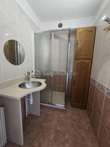 Dans la résidence prisée et paisible "Les Archers" à Vizille (38320), découvrez ce charmant T2 de 52,50 m², idéal pour un premier achat ou un investissement de qualité.

Situé au 2ᵉ étage avec ascenseur, cet appartement séduit dès l'entrée par sa belle luminosité, son environnement verdoyant et son agréable vue dégagée. Vous profiterez d'un séjour spacieux de 21,15 m², baigné de lumière, ainsi que d'une cuisine indépendante entièrement équipée comprenant une plaque vitrocéramique, une hotte, un four, un évier et une machine à laver.

La chambre de 12,35 m², équipée d'un placard intégré, donne accès à un balcon de 3,15 m² exposé ouest. Véritable prolongement de l'espace de vie, il offre une magnifique vue sur la verdure et le parc arboré de la résidence, un cadre idéal pour profiter des belles fins de journée en toute tranquillité.

L'appartement comprend également :

une salle d'eau moderne entièrement carrelée avec douche ;
des WC séparés ;
une VMC ;
des stores manuels dans la cuisine, le séjour et la chambre ;
une cave privative ;
la possibilité d'installer la fibre.

Vous apprécierez particulièrement le cadre de vie privilégié, avec une vue dégagée sur un parc arboré d'un hectare, offrant calme, verdure et sérénité au quotidien.

Le chauffage est collectif au gaz. Les charges de copropriété de 180 €/mois comprennent le chauffage, l'eau chaude et l'eau froide, l'entretien des espaces verts, l'ascenseur ainsi que le ménage des parties communes.

Pour plus de confort et de transparence, le compteur électrique a été remplacé en 2019. La taxe foncière s'élève à 717 € par an.

Un appartement lumineux, parfaitement entretenu et situé dans l'une des résidences les plus recherchées de Vizille, où il fait bon vivre au cœur d'un environnement verdoyant.