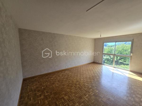 Dans la résidence prisée et paisible "Les Archers" à Vizille (38320), découvrez ce charmant T2 de 52,50 m², idéal pour un premier achat ou un investissement de qualité.

Situé au 2ᵉ étage avec ascenseur, cet appartement séduit dès l'entrée par sa belle luminosité, son environnement verdoyant et son agréable vue dégagée. Vous profiterez d'un séjour spacieux de 21,15 m², baigné de lumière, ainsi que d'une cuisine indépendante entièrement équipée comprenant une plaque vitrocéramique, une hotte, un four, un évier et une machine à laver.

La chambre de 12,35 m², équipée d'un placard intégré, donne accès à un balcon de 3,15 m² exposé ouest. Véritable prolongement de l'espace de vie, il offre une magnifique vue sur la verdure et le parc arboré de la résidence, un cadre idéal pour profiter des belles fins de journée en toute tranquillité.

L'appartement comprend également :

une salle d'eau moderne entièrement carrelée avec douche ;
des WC séparés ;
une VMC ;
des stores manuels dans la cuisine, le séjour et la chambre ;
une cave privative ;
la possibilité d'installer la fibre.

Vous apprécierez particulièrement le cadre de vie privilégié, avec une vue dégagée sur un parc arboré d'un hectare, offrant calme, verdure et sérénité au quotidien.

Le chauffage est collectif au gaz. Les charges de copropriété de 180 €/mois comprennent le chauffage, l'eau chaude et l'eau froide, l'entretien des espaces verts, l'ascenseur ainsi que le ménage des parties communes.

Pour plus de confort et de transparence, le compteur électrique a été remplacé en 2019. La taxe foncière s'élève à 717 € par an.

Un appartement lumineux, parfaitement entretenu et situé dans l'une des résidences les plus recherchées de Vizille, où il fait bon vivre au cœur d'un environnement verdoyant.