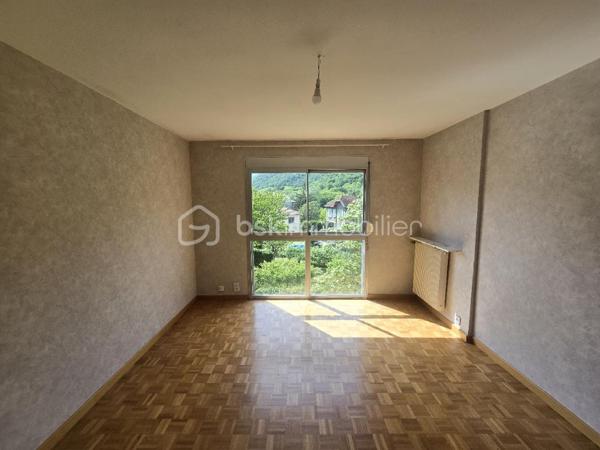 Dans la résidence prisée et paisible "Les Archers" à Vizille (38320), découvrez ce charmant T2 de 52,50 m², idéal pour un premier achat ou un investissement de qualité.

Situé au 2ᵉ étage avec ascenseur, cet appartement séduit dès l'entrée par sa belle luminosité, son environnement verdoyant et son agréable vue dégagée. Vous profiterez d'un séjour spacieux de 21,15 m², baigné de lumière, ainsi que d'une cuisine indépendante entièrement équipée comprenant une plaque vitrocéramique, une hotte, un four, un évier et une machine à laver.

La chambre de 12,35 m², équipée d'un placard intégré, donne accès à un balcon de 3,15 m² exposé ouest. Véritable prolongement de l'espace de vie, il offre une magnifique vue sur la verdure et le parc arboré de la résidence, un cadre idéal pour profiter des belles fins de journée en toute tranquillité.

L'appartement comprend également :

une salle d'eau moderne entièrement carrelée avec douche ;
des WC séparés ;
une VMC ;
des stores manuels dans la cuisine, le séjour et la chambre ;
une cave privative ;
la possibilité d'installer la fibre.

Vous apprécierez particulièrement le cadre de vie privilégié, avec une vue dégagée sur un parc arboré d'un hectare, offrant calme, verdure et sérénité au quotidien.

Le chauffage est collectif au gaz. Les charges de copropriété de 180 €/mois comprennent le chauffage, l'eau chaude et l'eau froide, l'entretien des espaces verts, l'ascenseur ainsi que le ménage des parties communes.

Pour plus de confort et de transparence, le compteur électrique a été remplacé en 2019. La taxe foncière s'élève à 717 € par an.

Un appartement lumineux, parfaitement entretenu et situé dans l'une des résidences les plus recherchées de Vizille, où il fait bon vivre au cœur d'un environnement verdoyant.