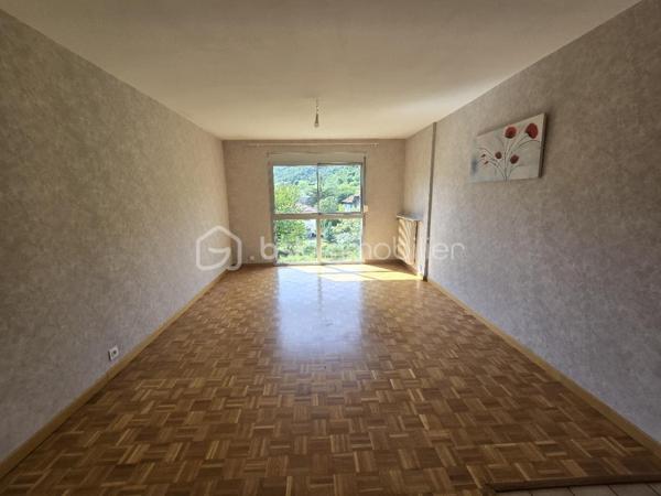 Dans la résidence prisée et paisible "Les Archers" à Vizille (38320), découvrez ce charmant T2 de 52,50 m², idéal pour un premier achat ou un investissement de qualité.

Situé au 2ᵉ étage avec ascenseur, cet appartement séduit dès l'entrée par sa belle luminosité, son environnement verdoyant et son agréable vue dégagée. Vous profiterez d'un séjour spacieux de 21,15 m², baigné de lumière, ainsi que d'une cuisine indépendante entièrement équipée comprenant une plaque vitrocéramique, une hotte, un four, un évier et une machine à laver.

La chambre de 12,35 m², équipée d'un placard intégré, donne accès à un balcon de 3,15 m² exposé ouest. Véritable prolongement de l'espace de vie, il offre une magnifique vue sur la verdure et le parc arboré de la résidence, un cadre idéal pour profiter des belles fins de journée en toute tranquillité.

L'appartement comprend également :

une salle d'eau moderne entièrement carrelée avec douche ;
des WC séparés ;
une VMC ;
des stores manuels dans la cuisine, le séjour et la chambre ;
une cave privative ;
la possibilité d'installer la fibre.

Vous apprécierez particulièrement le cadre de vie privilégié, avec une vue dégagée sur un parc arboré d'un hectare, offrant calme, verdure et sérénité au quotidien.

Le chauffage est collectif au gaz. Les charges de copropriété de 180 €/mois comprennent le chauffage, l'eau chaude et l'eau froide, l'entretien des espaces verts, l'ascenseur ainsi que le ménage des parties communes.

Pour plus de confort et de transparence, le compteur électrique a été remplacé en 2019. La taxe foncière s'élève à 717 € par an.

Un appartement lumineux, parfaitement entretenu et situé dans l'une des résidences les plus recherchées de Vizille, où il fait bon vivre au cœur d'un environnement verdoyant.