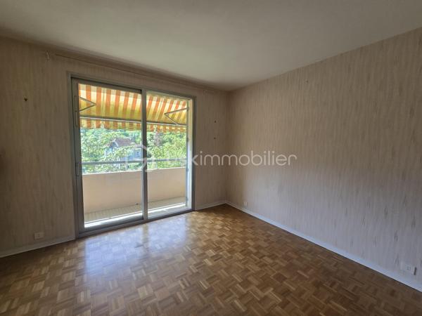 Dans la résidence prisée et paisible "Les Archers" à Vizille (38320), découvrez ce charmant T2 de 52,50 m², idéal pour un premier achat ou un investissement de qualité.

Situé au 2ᵉ étage avec ascenseur, cet appartement séduit dès l'entrée par sa belle luminosité, son environnement verdoyant et son agréable vue dégagée. Vous profiterez d'un séjour spacieux de 21,15 m², baigné de lumière, ainsi que d'une cuisine indépendante entièrement équipée comprenant une plaque vitrocéramique, une hotte, un four, un évier et une machine à laver.

La chambre de 12,35 m², équipée d'un placard intégré, donne accès à un balcon de 3,15 m² exposé ouest. Véritable prolongement de l'espace de vie, il offre une magnifique vue sur la verdure et le parc arboré de la résidence, un cadre idéal pour profiter des belles fins de journée en toute tranquillité.

L'appartement comprend également :

une salle d'eau moderne entièrement carrelée avec douche ;
des WC séparés ;
une VMC ;
des stores manuels dans la cuisine, le séjour et la chambre ;
une cave privative ;
la possibilité d'installer la fibre.

Vous apprécierez particulièrement le cadre de vie privilégié, avec une vue dégagée sur un parc arboré d'un hectare, offrant calme, verdure et sérénité au quotidien.

Le chauffage est collectif au gaz. Les charges de copropriété de 180 €/mois comprennent le chauffage, l'eau chaude et l'eau froide, l'entretien des espaces verts, l'ascenseur ainsi que le ménage des parties communes.

Pour plus de confort et de transparence, le compteur électrique a été remplacé en 2019. La taxe foncière s'élève à 717 € par an.

Un appartement lumineux, parfaitement entretenu et situé dans l'une des résidences les plus recherchées de Vizille, où il fait bon vivre au cœur d'un environnement verdoyant.