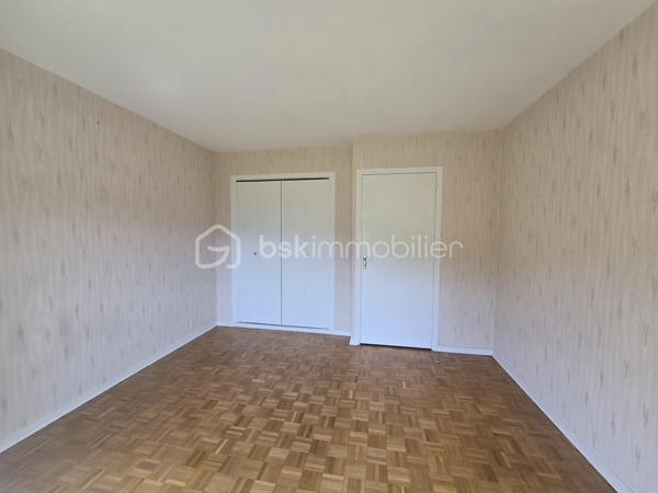 Dans la résidence prisée et paisible "Les Archers" à Vizille (38320), découvrez ce charmant T2 de 52,50 m², idéal pour un premier achat ou un investissement de qualité.

Situé au 2ᵉ étage avec ascenseur, cet appartement séduit dès l'entrée par sa belle luminosité, son environnement verdoyant et son agréable vue dégagée. Vous profiterez d'un séjour spacieux de 21,15 m², baigné de lumière, ainsi que d'une cuisine indépendante entièrement équipée comprenant une plaque vitrocéramique, une hotte, un four, un évier et une machine à laver.

La chambre de 12,35 m², équipée d'un placard intégré, donne accès à un balcon de 3,15 m² exposé ouest. Véritable prolongement de l'espace de vie, il offre une magnifique vue sur la verdure et le parc arboré de la résidence, un cadre idéal pour profiter des belles fins de journée en toute tranquillité.

L'appartement comprend également :

une salle d'eau moderne entièrement carrelée avec douche ;
des WC séparés ;
une VMC ;
des stores manuels dans la cuisine, le séjour et la chambre ;
une cave privative ;
la possibilité d'installer la fibre.

Vous apprécierez particulièrement le cadre de vie privilégié, avec une vue dégagée sur un parc arboré d'un hectare, offrant calme, verdure et sérénité au quotidien.

Le chauffage est collectif au gaz. Les charges de copropriété de 180 €/mois comprennent le chauffage, l'eau chaude et l'eau froide, l'entretien des espaces verts, l'ascenseur ainsi que le ménage des parties communes.

Pour plus de confort et de transparence, le compteur électrique a été remplacé en 2019. La taxe foncière s'élève à 717 € par an.

Un appartement lumineux, parfaitement entretenu et situé dans l'une des résidences les plus recherchées de Vizille, où il fait bon vivre au cœur d'un environnement verdoyant.