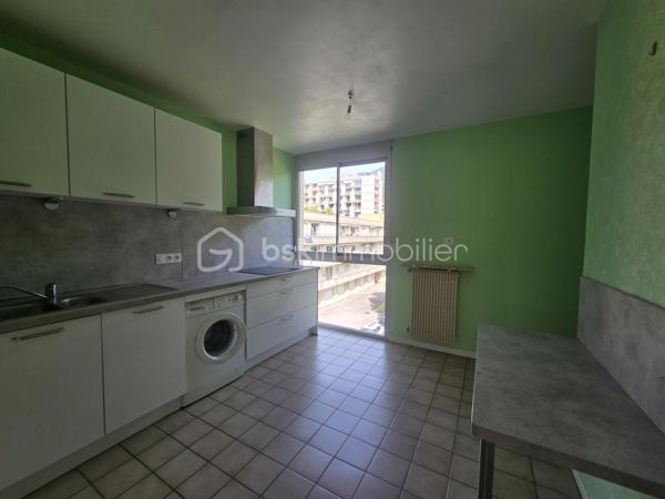 Dans la résidence prisée et paisible "Les Archers" à Vizille (38320), découvrez ce charmant T2 de 52,50 m², idéal pour un premier achat ou un investissement de qualité.

Situé au 2ᵉ étage avec ascenseur, cet appartement séduit dès l'entrée par sa belle luminosité, son environnement verdoyant et son agréable vue dégagée. Vous profiterez d'un séjour spacieux de 21,15 m², baigné de lumière, ainsi que d'une cuisine indépendante entièrement équipée comprenant une plaque vitrocéramique, une hotte, un four, un évier et une machine à laver.

La chambre de 12,35 m², équipée d'un placard intégré, donne accès à un balcon de 3,15 m² exposé ouest. Véritable prolongement de l'espace de vie, il offre une magnifique vue sur la verdure et le parc arboré de la résidence, un cadre idéal pour profiter des belles fins de journée en toute tranquillité.

L'appartement comprend également :

une salle d'eau moderne entièrement carrelée avec douche ;
des WC séparés ;
une VMC ;
des stores manuels dans la cuisine, le séjour et la chambre ;
une cave privative ;
la possibilité d'installer la fibre.

Vous apprécierez particulièrement le cadre de vie privilégié, avec une vue dégagée sur un parc arboré d'un hectare, offrant calme, verdure et sérénité au quotidien.

Le chauffage est collectif au gaz. Les charges de copropriété de 180 €/mois comprennent le chauffage, l'eau chaude et l'eau froide, l'entretien des espaces verts, l'ascenseur ainsi que le ménage des parties communes.

Pour plus de confort et de transparence, le compteur électrique a été remplacé en 2019. La taxe foncière s'élève à 717 € par an.

Un appartement lumineux, parfaitement entretenu et situé dans l'une des résidences les plus recherchées de Vizille, où il fait bon vivre au cœur d'un environnement verdoyant.