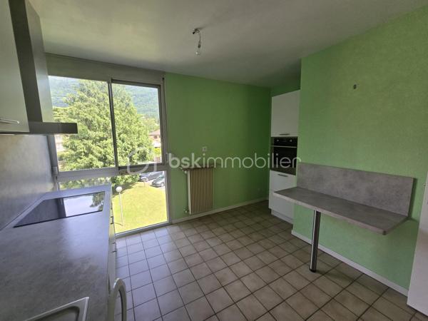 Dans la résidence prisée et paisible "Les Archers" à Vizille (38320), découvrez ce charmant T2 de 52,50 m², idéal pour un premier achat ou un investissement de qualité.

Situé au 2ᵉ étage avec ascenseur, cet appartement séduit dès l'entrée par sa belle luminosité, son environnement verdoyant et son agréable vue dégagée. Vous profiterez d'un séjour spacieux de 21,15 m², baigné de lumière, ainsi que d'une cuisine indépendante entièrement équipée comprenant une plaque vitrocéramique, une hotte, un four, un évier et une machine à laver.

La chambre de 12,35 m², équipée d'un placard intégré, donne accès à un balcon de 3,15 m² exposé ouest. Véritable prolongement de l'espace de vie, il offre une magnifique vue sur la verdure et le parc arboré de la résidence, un cadre idéal pour profiter des belles fins de journée en toute tranquillité.

L'appartement comprend également :

une salle d'eau moderne entièrement carrelée avec douche ;
des WC séparés ;
une VMC ;
des stores manuels dans la cuisine, le séjour et la chambre ;
une cave privative ;
la possibilité d'installer la fibre.

Vous apprécierez particulièrement le cadre de vie privilégié, avec une vue dégagée sur un parc arboré d'un hectare, offrant calme, verdure et sérénité au quotidien.

Le chauffage est collectif au gaz. Les charges de copropriété de 180 €/mois comprennent le chauffage, l'eau chaude et l'eau froide, l'entretien des espaces verts, l'ascenseur ainsi que le ménage des parties communes.

Pour plus de confort et de transparence, le compteur électrique a été remplacé en 2019. La taxe foncière s'élève à 717 € par an.

Un appartement lumineux, parfaitement entretenu et situé dans l'une des résidences les plus recherchées de Vizille, où il fait bon vivre au cœur d'un environnement verdoyant.