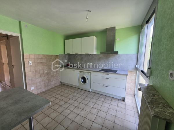 Dans la résidence prisée et paisible "Les Archers" à Vizille (38320), découvrez ce charmant T2 de 52,50 m², idéal pour un premier achat ou un investissement de qualité.

Situé au 2ᵉ étage avec ascenseur, cet appartement séduit dès l'entrée par sa belle luminosité, son environnement verdoyant et son agréable vue dégagée. Vous profiterez d'un séjour spacieux de 21,15 m², baigné de lumière, ainsi que d'une cuisine indépendante entièrement équipée comprenant une plaque vitrocéramique, une hotte, un four, un évier et une machine à laver.

La chambre de 12,35 m², équipée d'un placard intégré, donne accès à un balcon de 3,15 m² exposé ouest. Véritable prolongement de l'espace de vie, il offre une magnifique vue sur la verdure et le parc arboré de la résidence, un cadre idéal pour profiter des belles fins de journée en toute tranquillité.

L'appartement comprend également :

une salle d'eau moderne entièrement carrelée avec douche ;
des WC séparés ;
une VMC ;
des stores manuels dans la cuisine, le séjour et la chambre ;
une cave privative ;
la possibilité d'installer la fibre.

Vous apprécierez particulièrement le cadre de vie privilégié, avec une vue dégagée sur un parc arboré d'un hectare, offrant calme, verdure et sérénité au quotidien.

Le chauffage est collectif au gaz. Les charges de copropriété de 180 €/mois comprennent le chauffage, l'eau chaude et l'eau froide, l'entretien des espaces verts, l'ascenseur ainsi que le ménage des parties communes.

Pour plus de confort et de transparence, le compteur électrique a été remplacé en 2019. La taxe foncière s'élève à 717 € par an.

Un appartement lumineux, parfaitement entretenu et situé dans l'une des résidences les plus recherchées de Vizille, où il fait bon vivre au cœur d'un environnement verdoyant.
