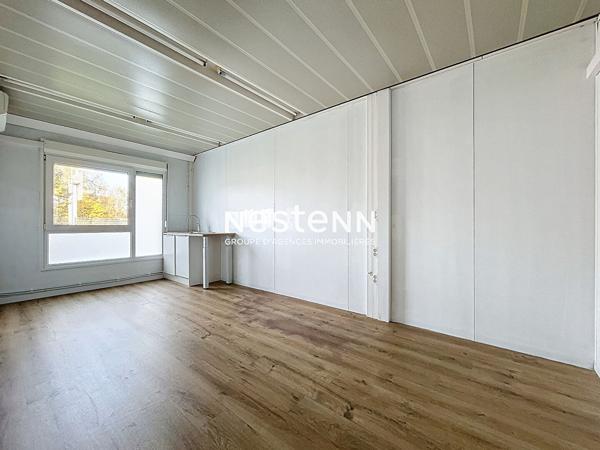 Bureau de 12 m² ² dans un bâtiment entièrement rénové à la sortie de l'autoroute.