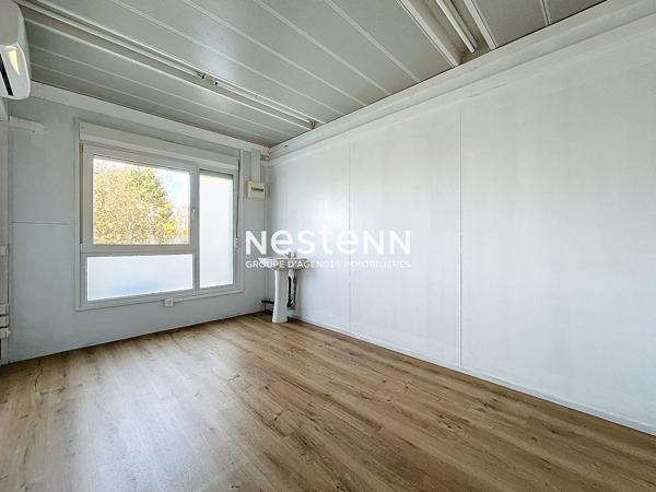 Bureau de 12 m² ² dans un bâtiment entièrement rénové à la sortie de l'autoroute.