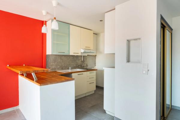 Marseille 10ème, T2 de 42,5m2 + Terrasse + Cave + Place de parking Privative