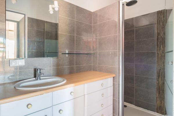 Marseille 10ème, T2 de 42,5m2 + Terrasse + Cave + Place de parking Privative