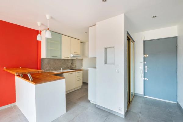 Marseille 10ème, T2 de 42,5m2 + Terrasse + Cave + Place de parking Privative