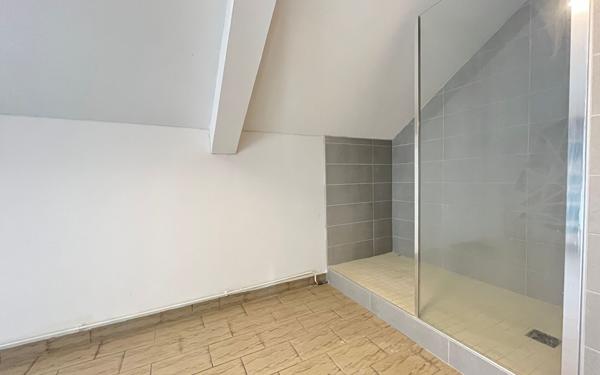 Immeuble à vendre    4 pièces •  Saint-Denis-sur-Sarthon