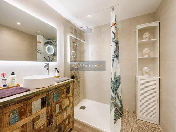 Vente                                                      Appartement
                        
                     3 pièces                      58 m2                     à Fréjus