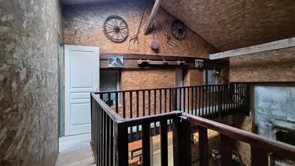 Grange aménagée, terrain de près de 3 hectares