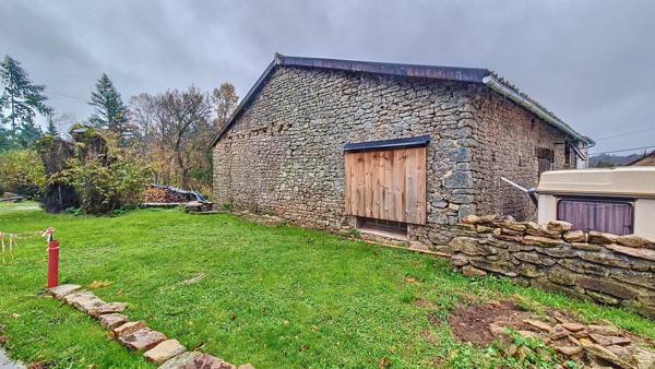 Grange aménagée, terrain de près de 3 hectares