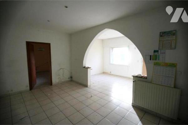 Maison ayant une belle surface de plain pied.Elle se compose en rez de chaussée:Entrée,cuisine,...