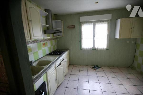 Maison ayant une belle surface de plain pied.Elle se compose en rez de chaussée:Entrée,cuisine,...