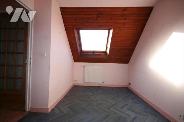 Maison ayant une belle surface de plain pied.Elle se compose en rez de chaussée:Entrée,cuisine,...