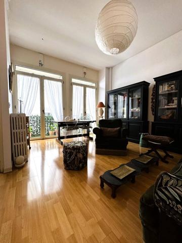 Maison de ville avec un balcon filant