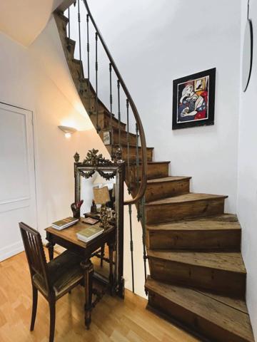 Maison de ville avec un balcon filant