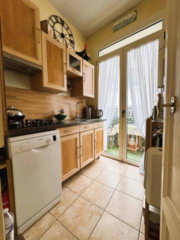 Maison de ville avec un balcon filant