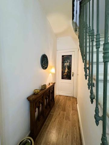 Maison de ville avec un balcon filant
