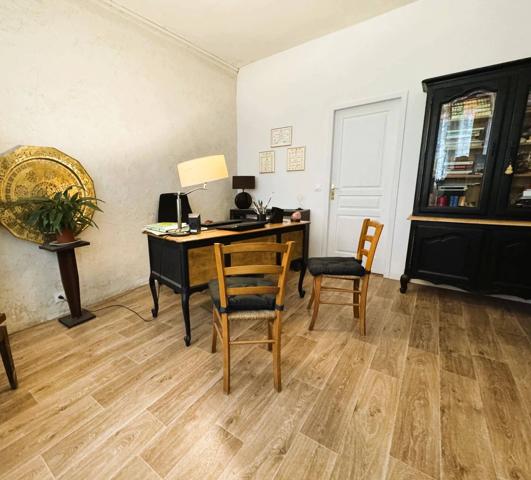 Maison de ville avec un balcon filant
