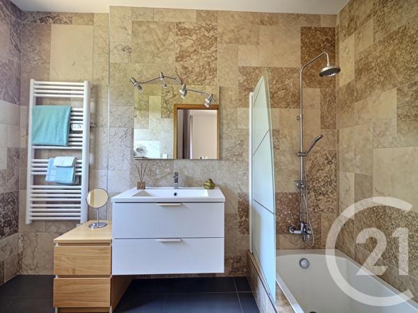 Maison à vendre  4 pièces - 187 m 2   LA LONDE LES MAURES  - 83