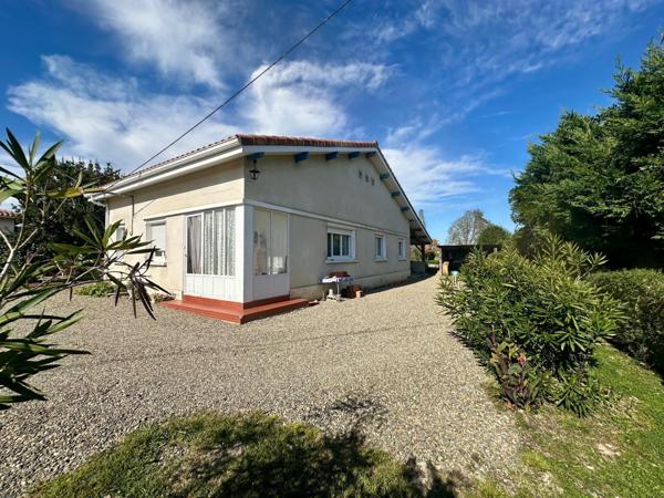 Maison des années 1970 d'environ 92m² avec garage sur un terrain entièrement clos de 1700m² avec puit.