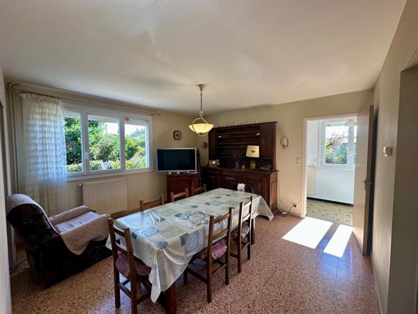 Maison des années 1970 d'environ 92m² avec garage sur un terrain entièrement clos de 1700m² avec puit.