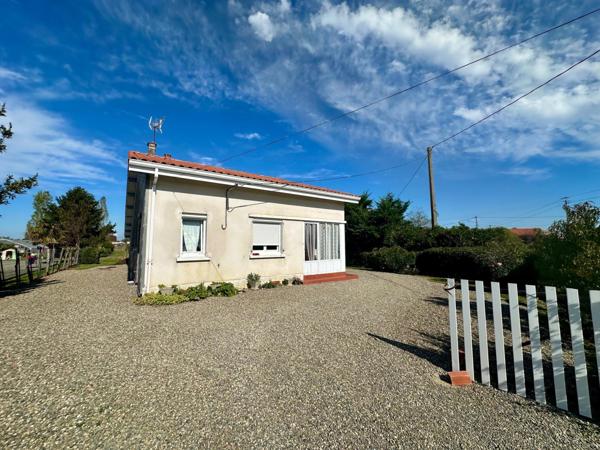 Maison des années 1970 d'environ 92m² avec garage sur un terrain entièrement clos de 1700m² avec puit.