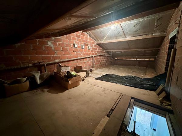 Maison des années 1970 d'environ 92m² avec garage sur un terrain entièrement clos de 1700m² avec puit.