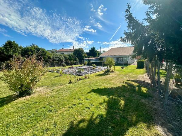 Maison des années 1970 d'environ 92m² avec garage sur un terrain entièrement clos de 1700m² avec puit.