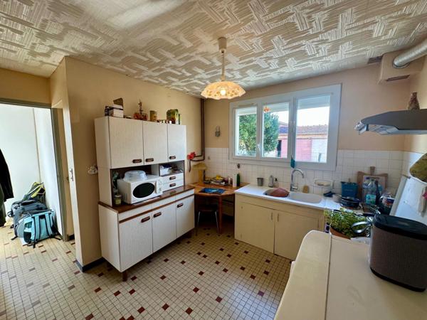 Maison des années 1970 d'environ 92m² avec garage sur un terrain entièrement clos de 1700m² avec puit.