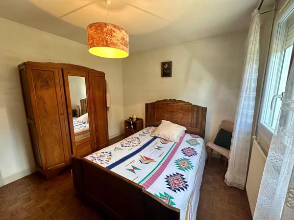 Maison des années 1970 d'environ 92m² avec garage sur un terrain entièrement clos de 1700m² avec puit.