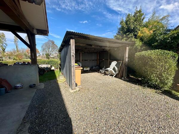 Maison des années 1970 d'environ 92m² avec garage sur un terrain entièrement clos de 1700m² avec puit.