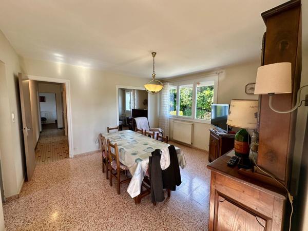 Maison des années 1970 d'environ 92m² avec garage sur un terrain entièrement clos de 1700m² avec puit.