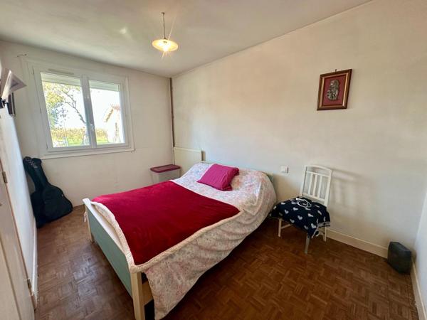 Maison des années 1970 d'environ 92m² avec garage sur un terrain entièrement clos de 1700m² avec puit.