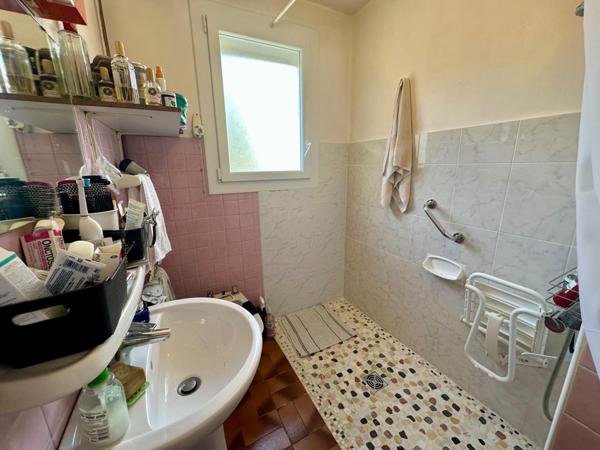 Maison des années 1970 d'environ 92m² avec garage sur un terrain entièrement clos de 1700m² avec puit.