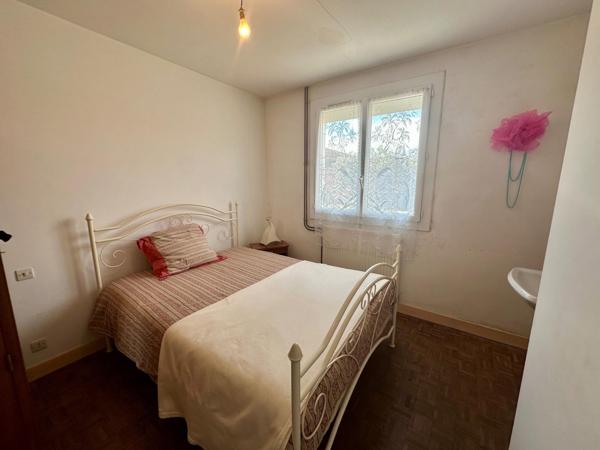 Maison des années 1970 d'environ 92m² avec garage sur un terrain entièrement clos de 1700m² avec puit.