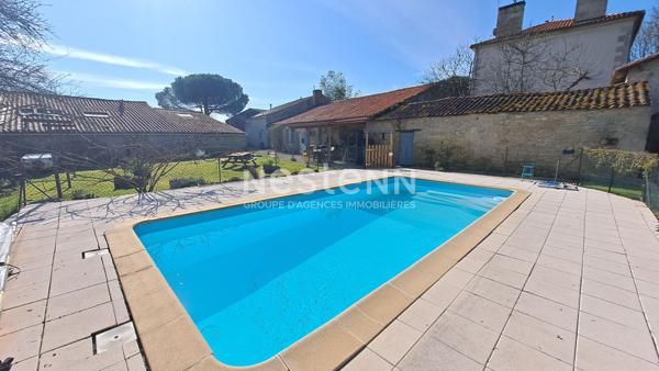 Maison en pierre 90 m² , 3 chambres et mezzanine avec piscine au calme à Foussais payré