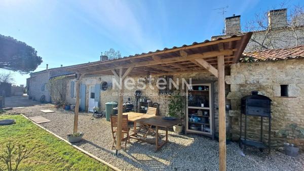 Maison en pierre 90 m² , 3 chambres et mezzanine avec piscine au calme à Foussais payré