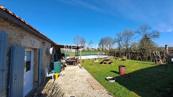 Maison en pierre 90 m² , 3 chambres et mezzanine avec piscine au calme à Foussais payré