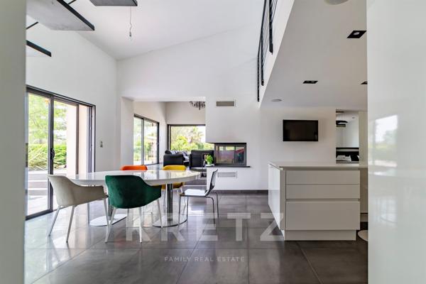 Exceptionnelle villa rénovée de 400m2 sur un parc paysager de 8300m2