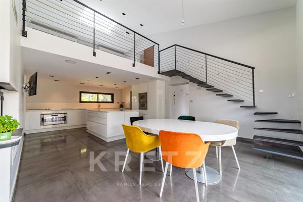 Exceptionnelle villa rénovée de 400m2 sur un parc paysager de 8300m2