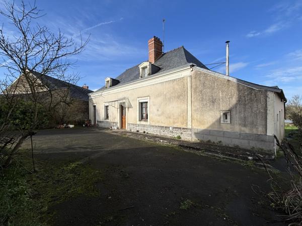 MAISON DE BOURG de plain-pied avec dépendances, garage et jardin.